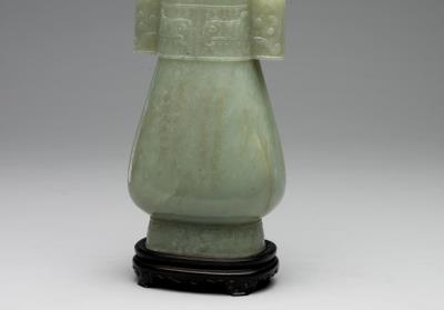 图片[2]-Jade vessel in the form of archaic bronze hu jar with tubular handles and animal mask design, Qing dynasty, Qianlong reign (1736-1795)-China Archive